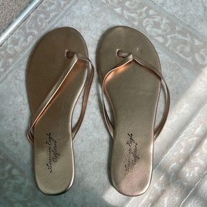 American Eagle rose gold thong sandals, size 6